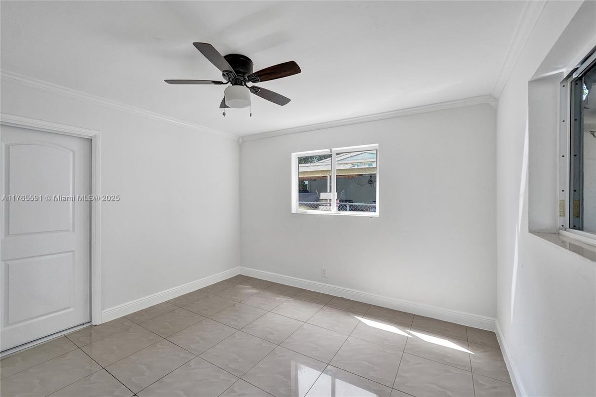 Empty room, Interior