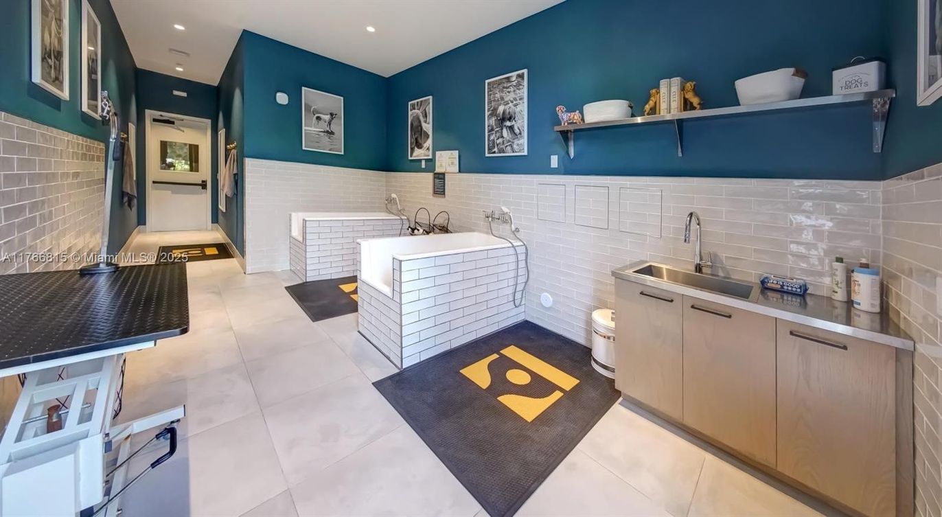 Bathroom, Interior, Recessed Lighting