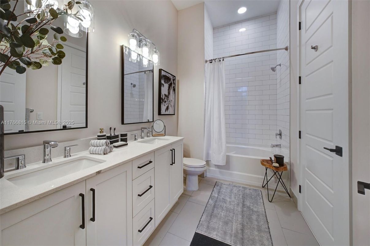 Bathroom, Dual Sink Vanities, Interior, Recessed Lighting