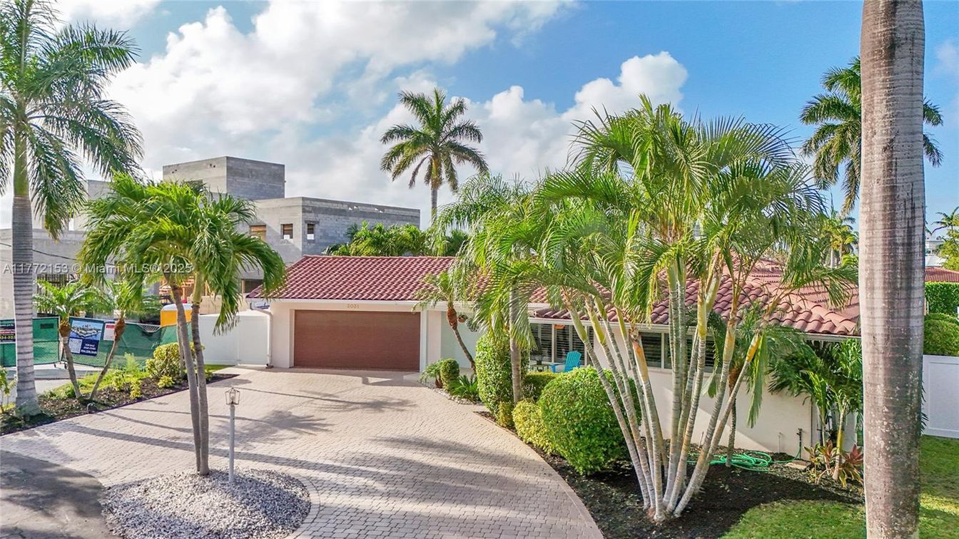 Attached, Exterior, Facade, Spanish Mediterranean