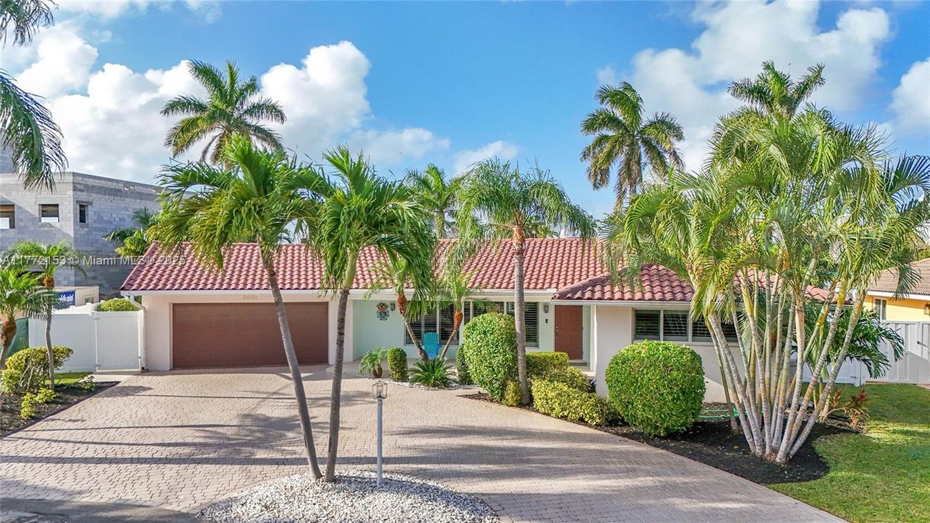 Attached, Exterior, Facade, Spanish Mediterranean