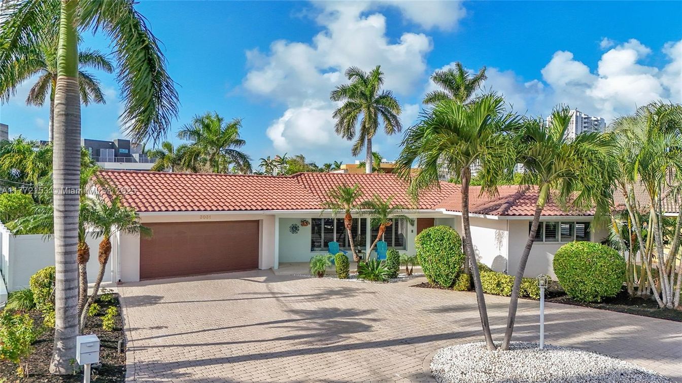 Attached, Exterior, Facade, Spanish Mediterranean