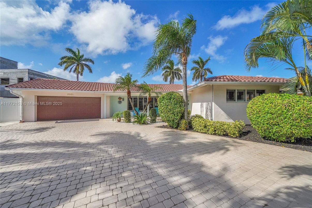 Attached, Exterior, Facade, Mediterranean