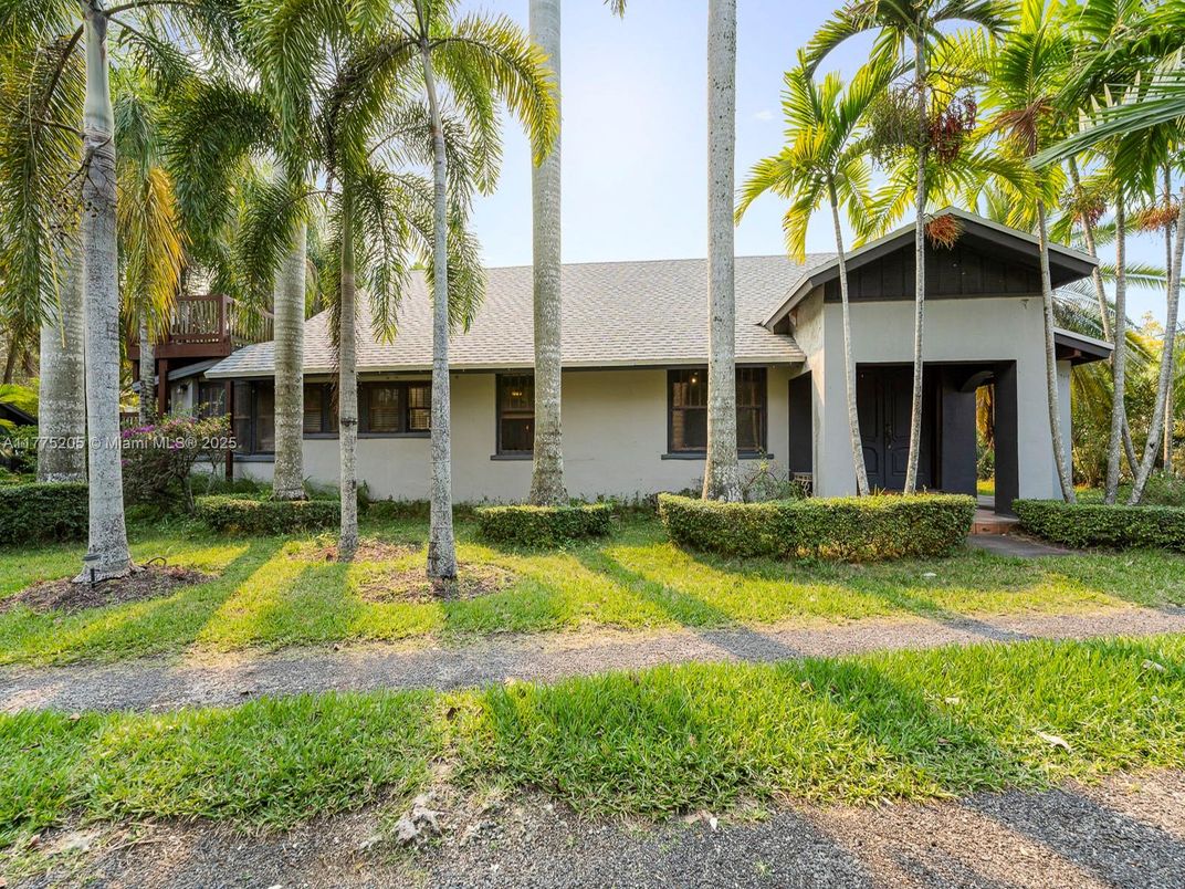 Exterior, Facade, Ranch