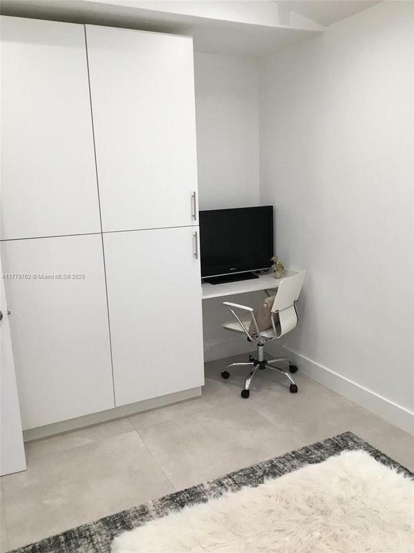 Home Office, Interior