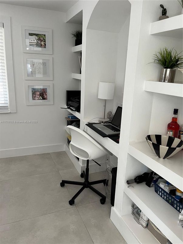 Home Office, Interior