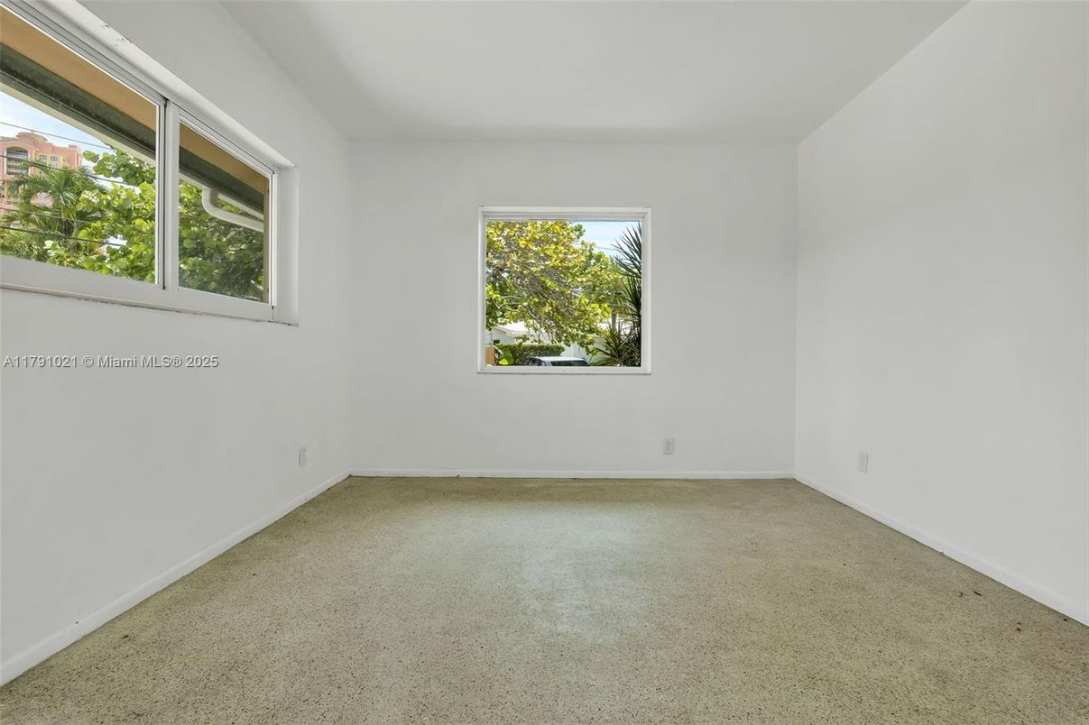 Empty room, Interior