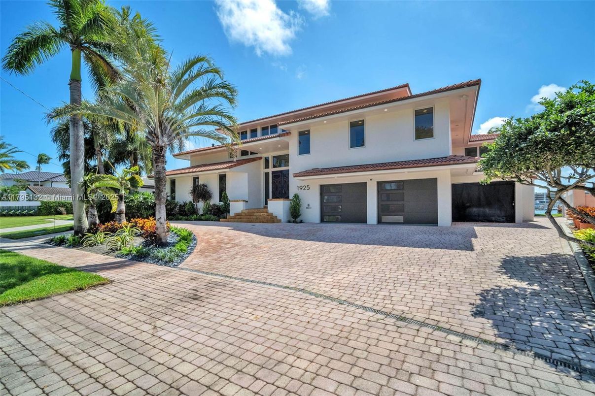 Exterior, Facade, Mediterranean