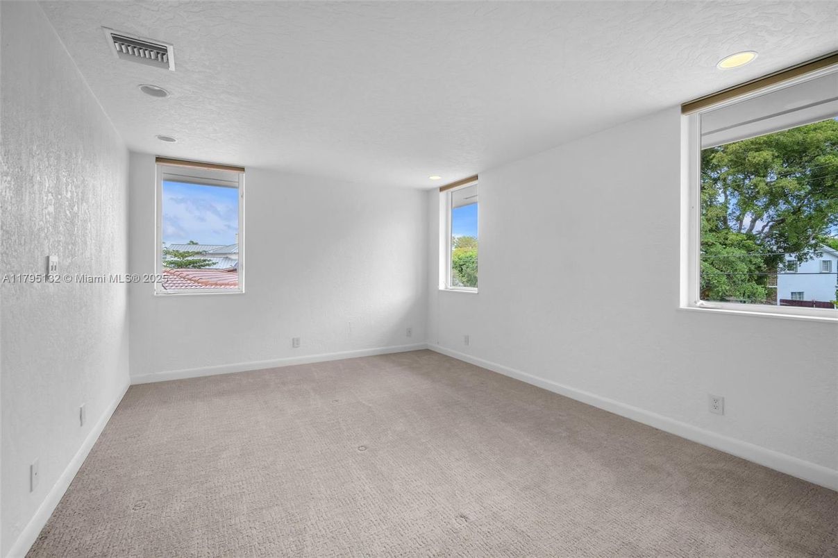 Empty room, Interior, Recessed Lighting