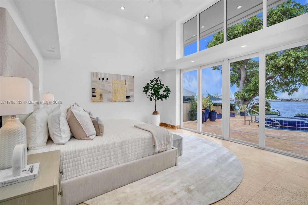 Bedroom, Interior, Recessed Lighting, Water