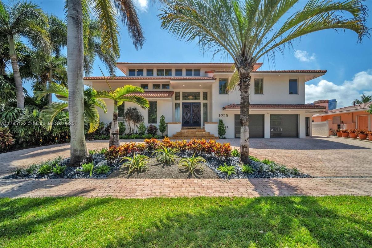 Attached, Exterior, Facade, Mediterranean