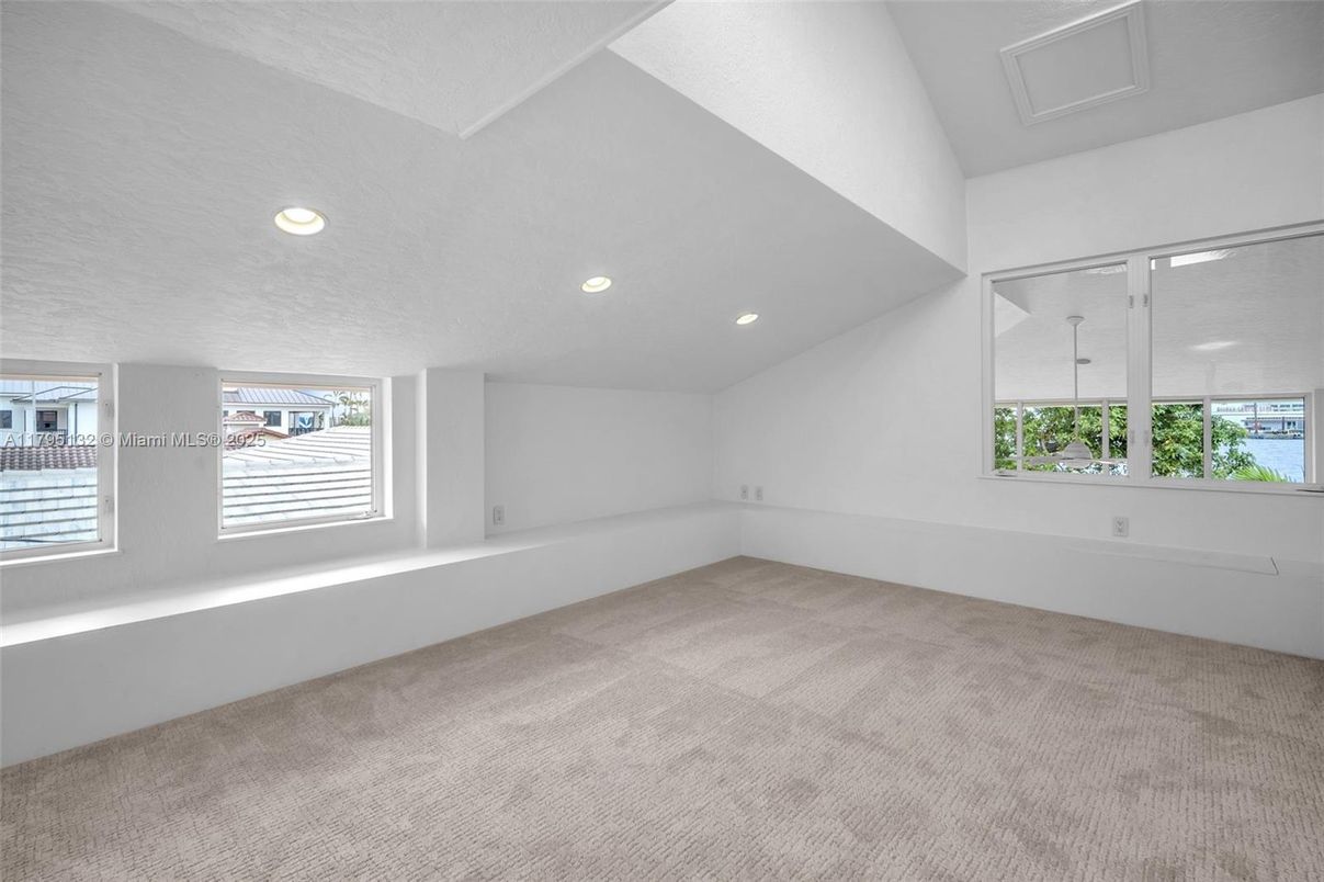 Empty room, Interior, Recessed Lighting