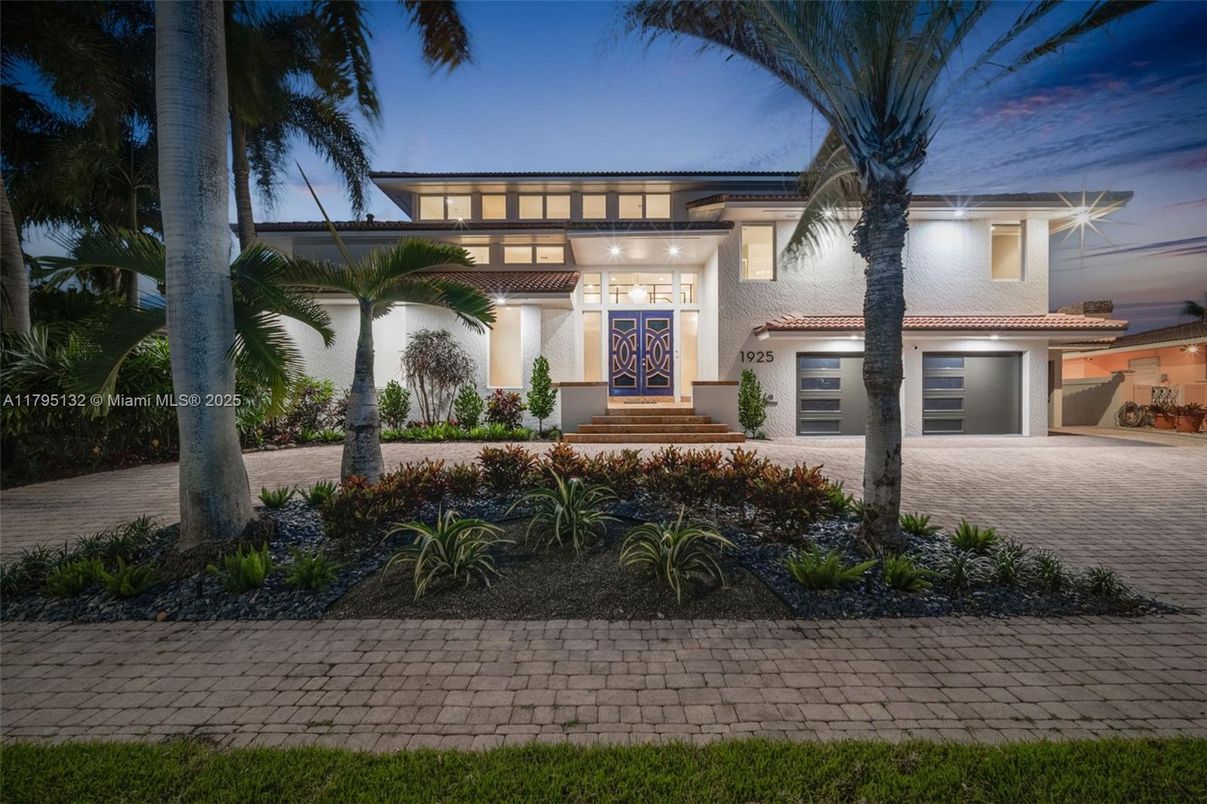 Attached, Exterior, Facade, Mediterranean