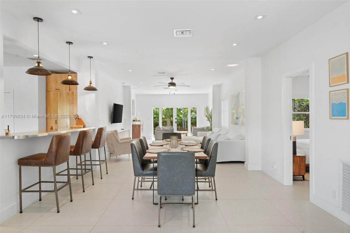 Dining room, Interior, Living room, Pendant Lights, Recessed Lighting