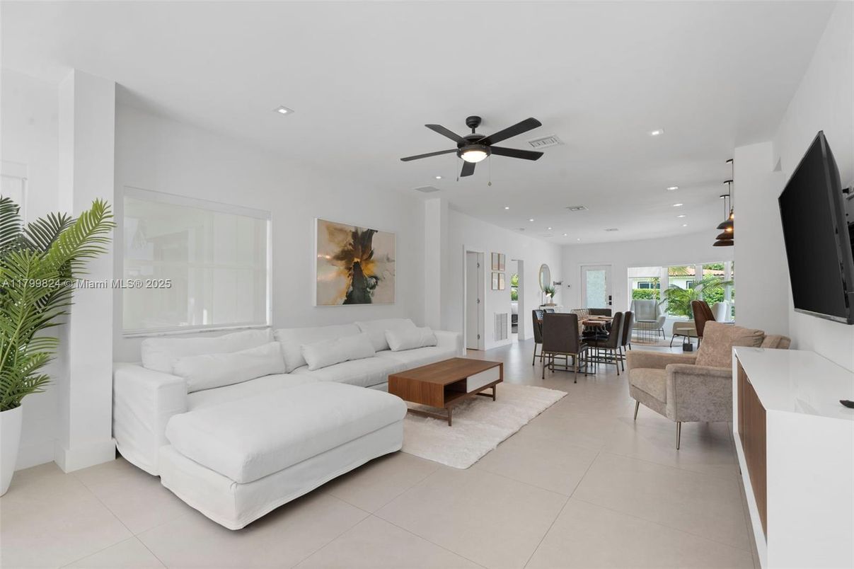Dining room, Interior, Living room, Pendant Lights, Recessed Lighting