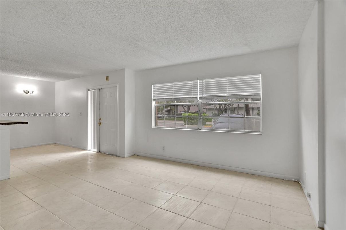 Empty room, Interior