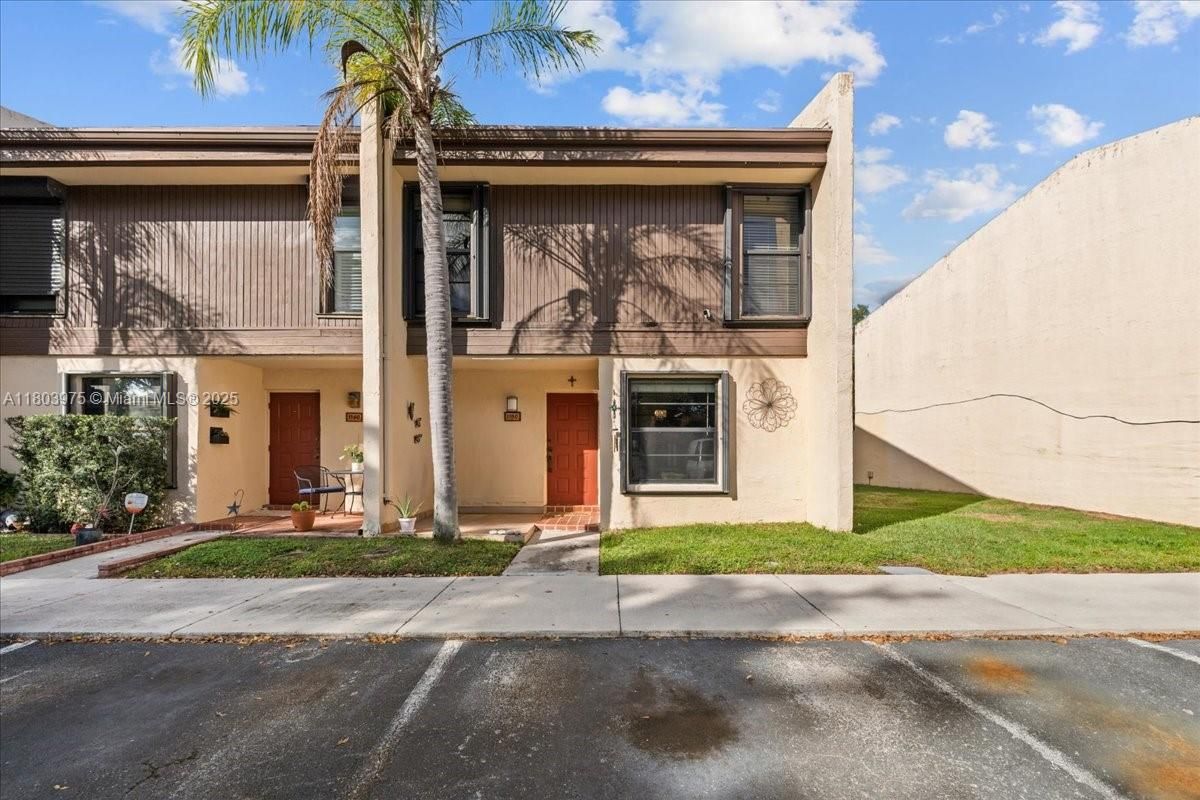 Exterior, Facade, Rowhouse