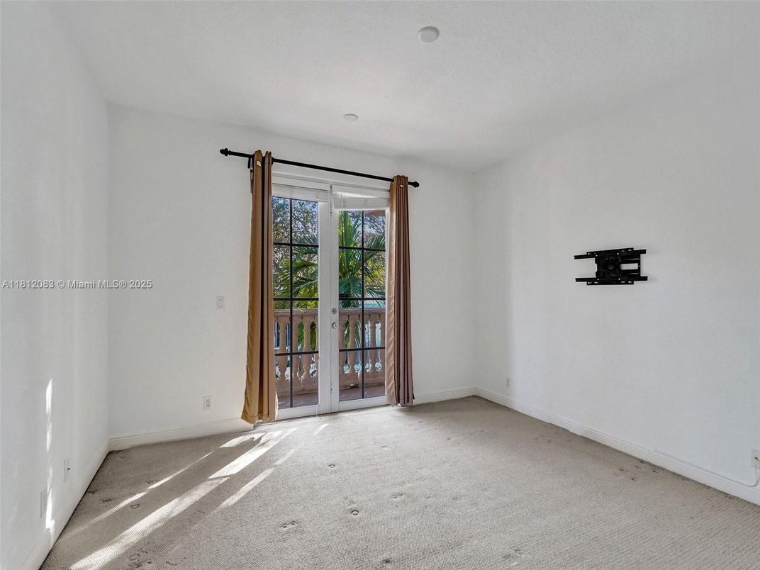 Empty room, Interior