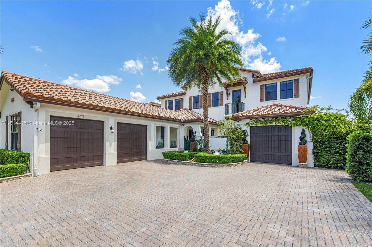 Attached, Exterior, Facade, Spanish Mediterranean