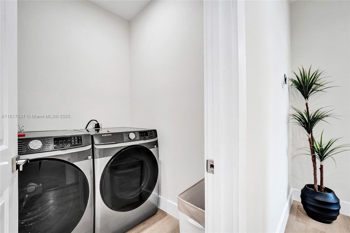 Interior, Washer, Wood Texture Flooring