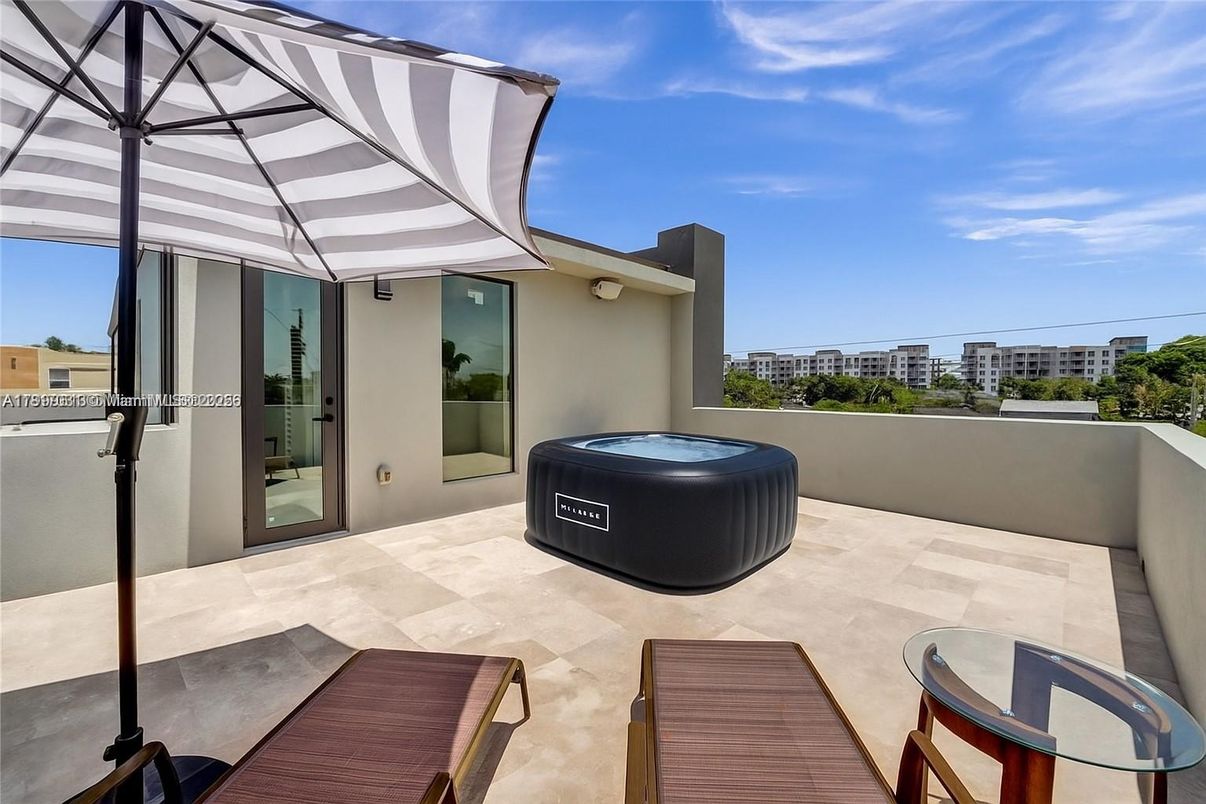 Exterior, Hot Tub, Pool