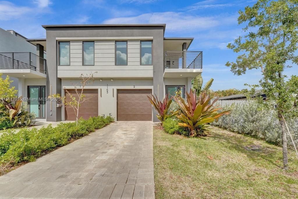 Attached, Exterior, Facade, Modern