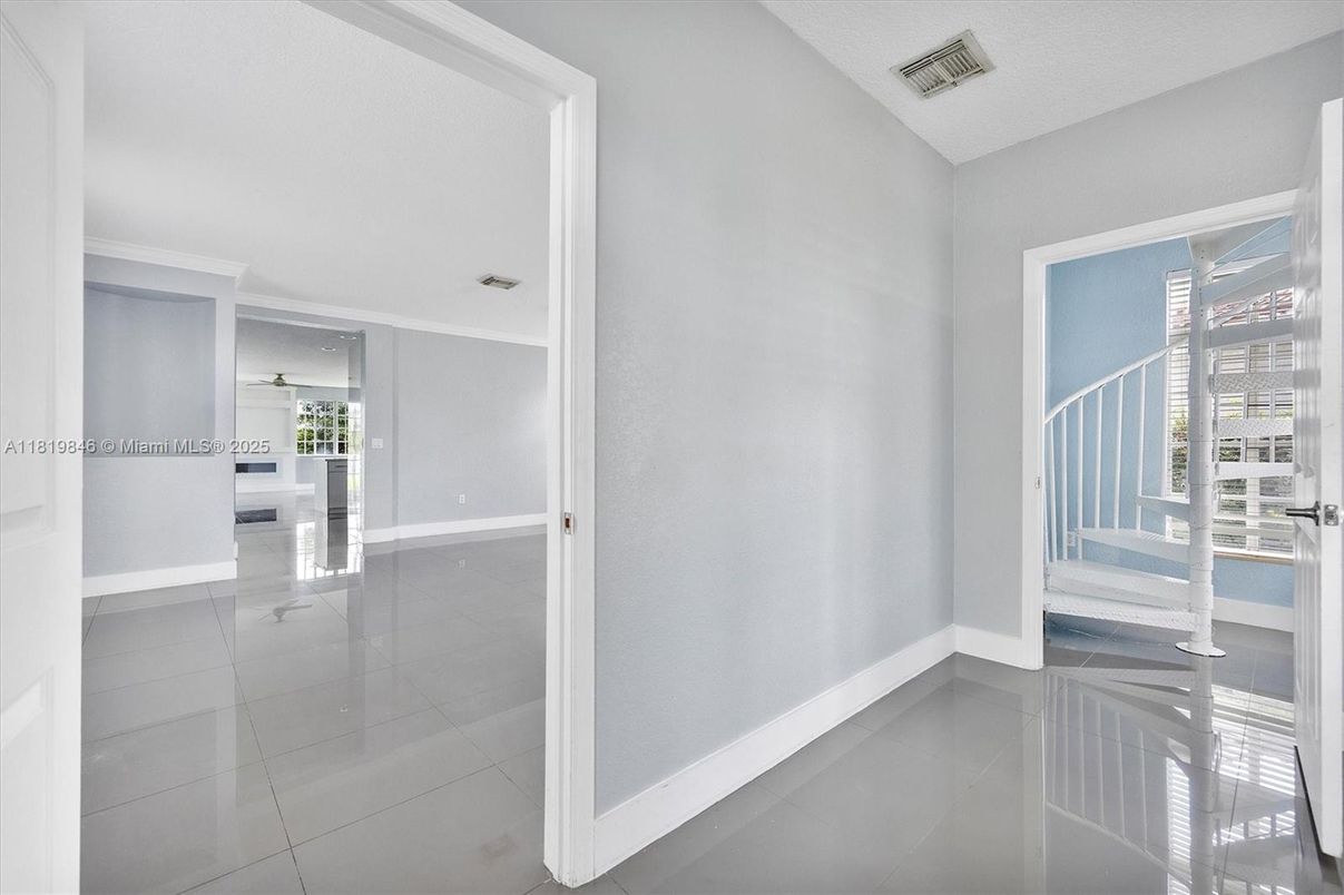 Empty room, Interior