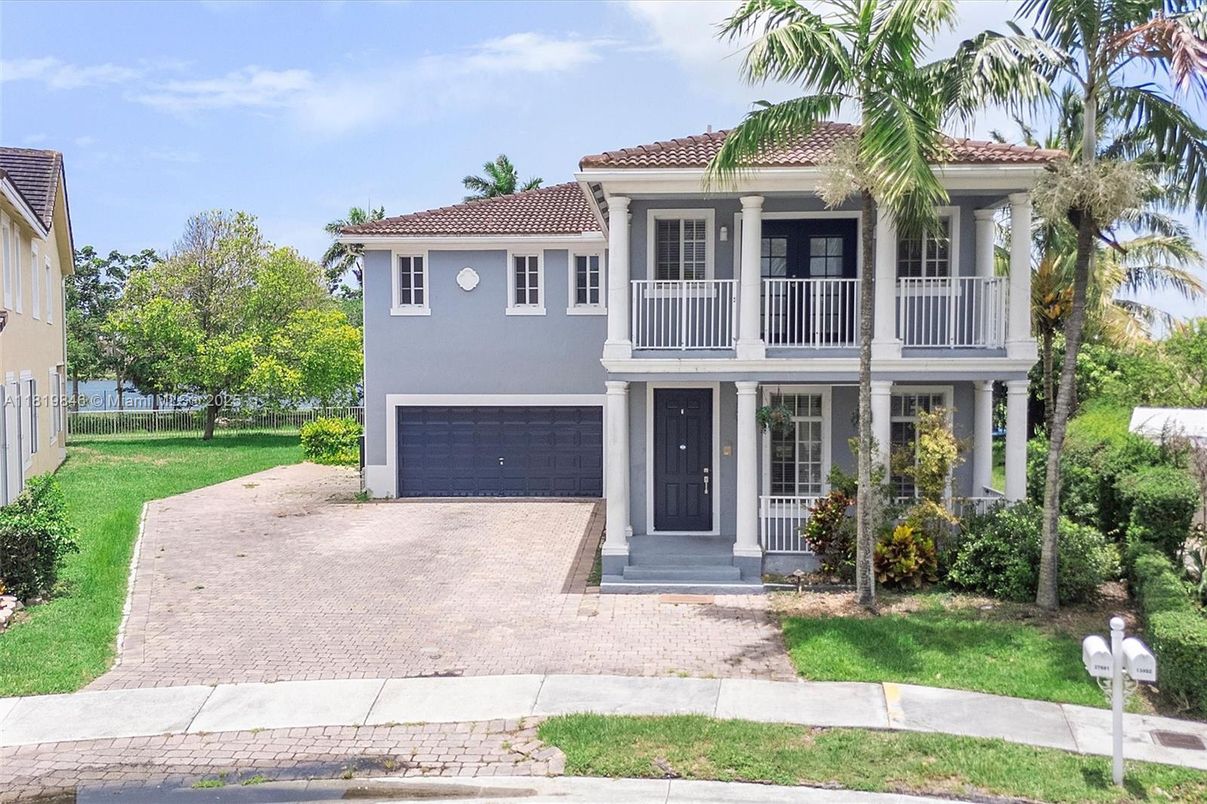 Attached, Exterior, Facade, Mediterranean