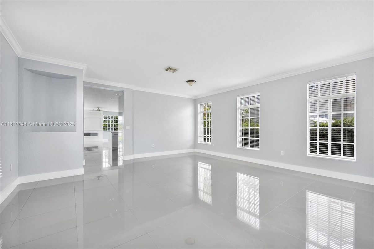 Empty room, Interior