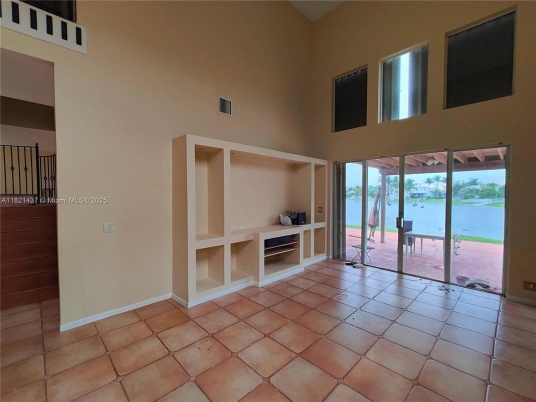 Empty room, Interior, Water