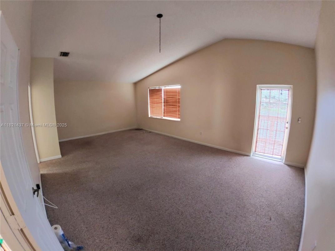 Empty room, Interior