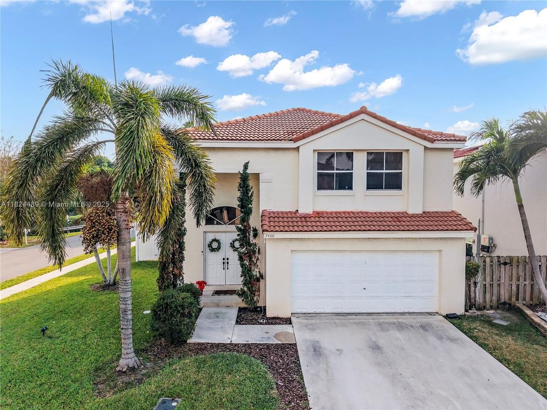 Attached, Exterior, Facade, Spanish Mediterranean