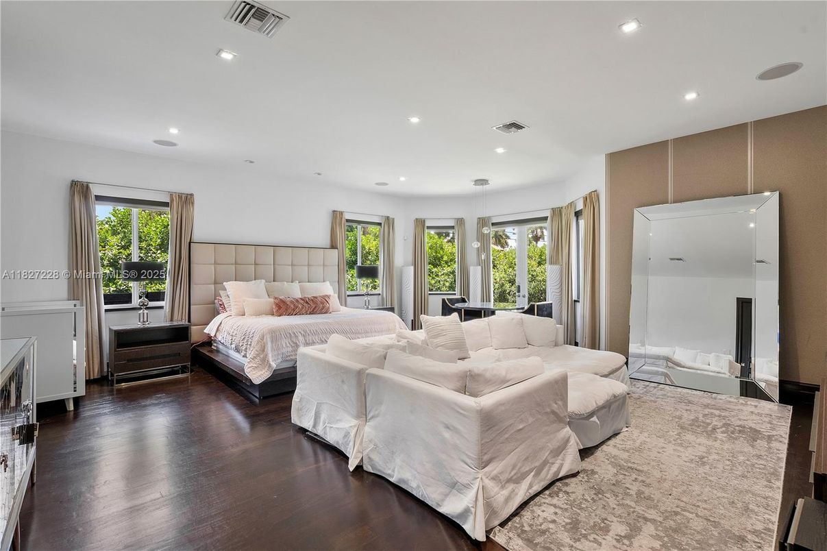 Bedroom, Interior, Pendant Lights, Recessed Lighting, Wood Texture Flooring