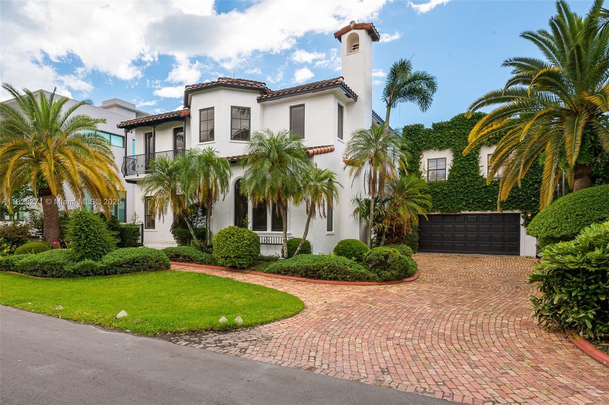 Exterior, Facade, Spanish Mediterranean