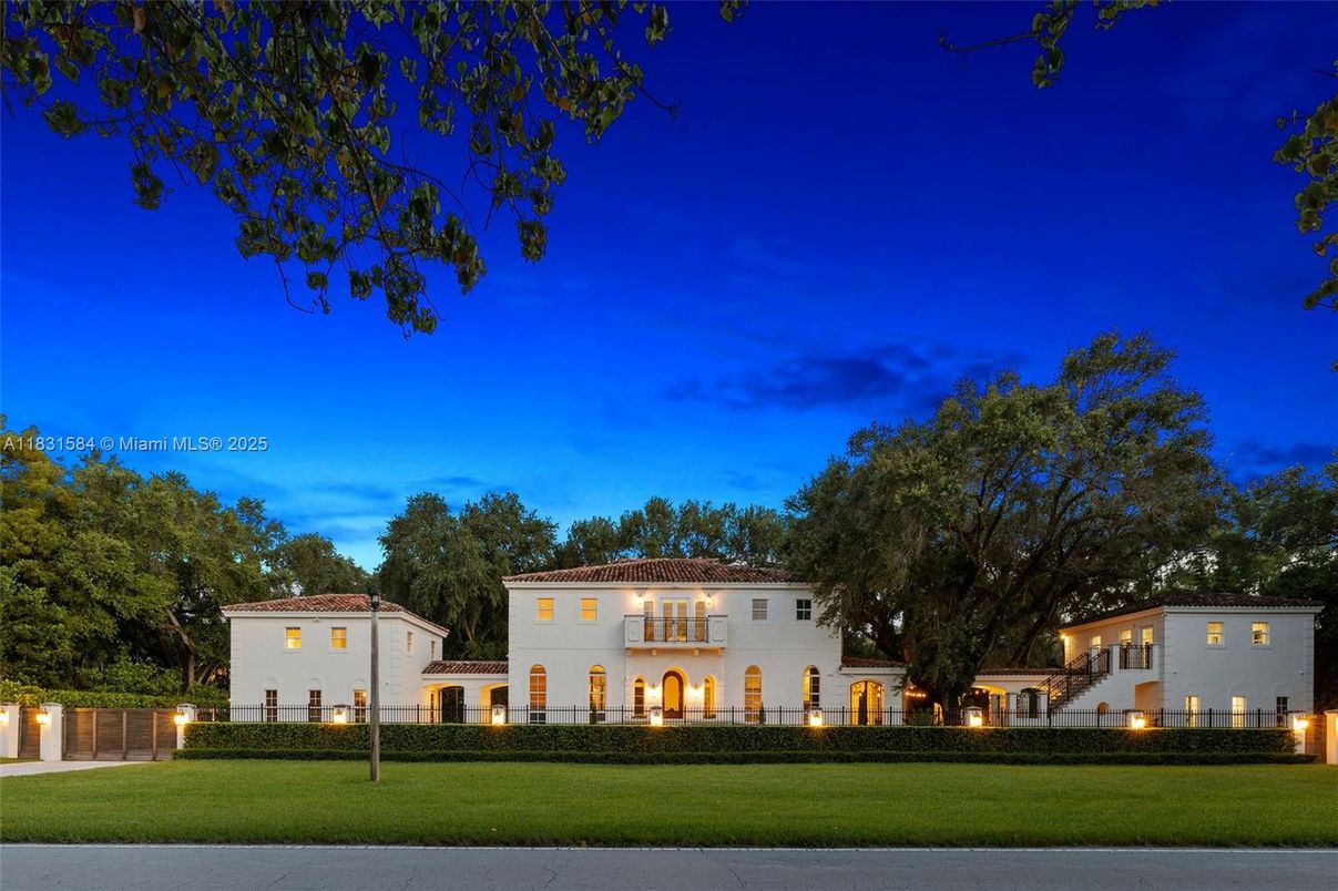 Exterior, Facade, Mediterranean