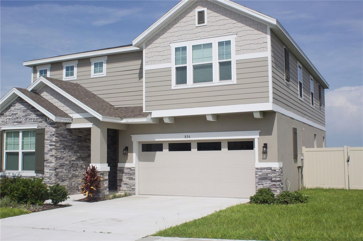 Attached, Exterior, Facade, American Craftsman