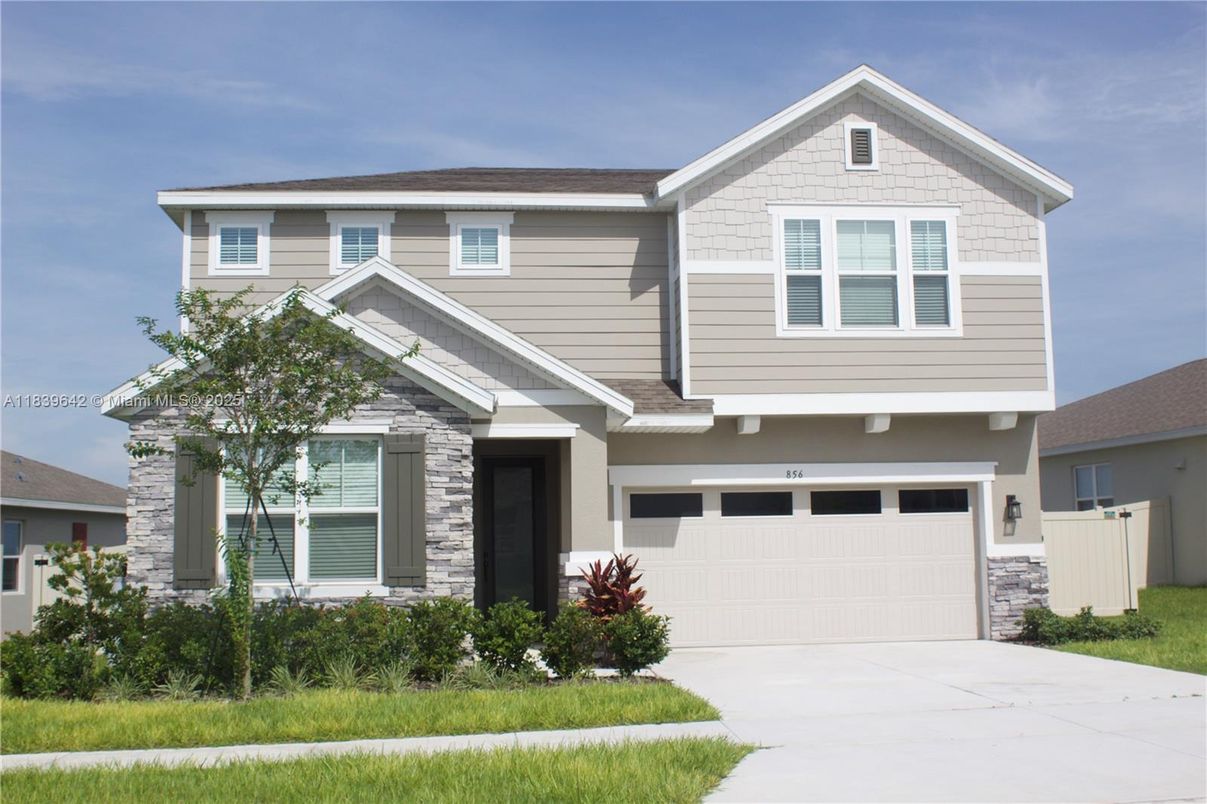 Attached, Exterior, Facade, American Craftsman