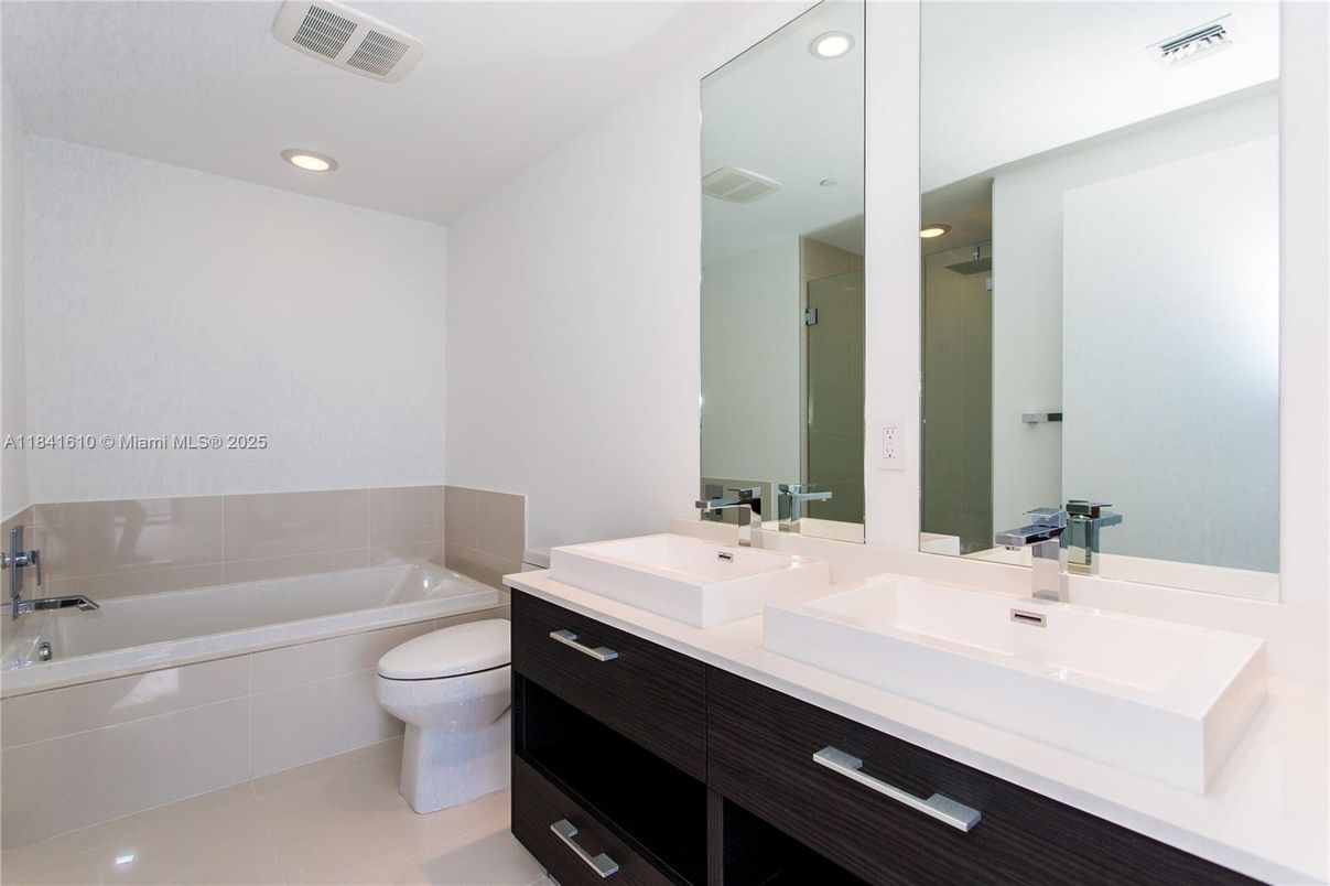 Bathroom, Dual Sink Vanities, Interior, Recessed Lighting