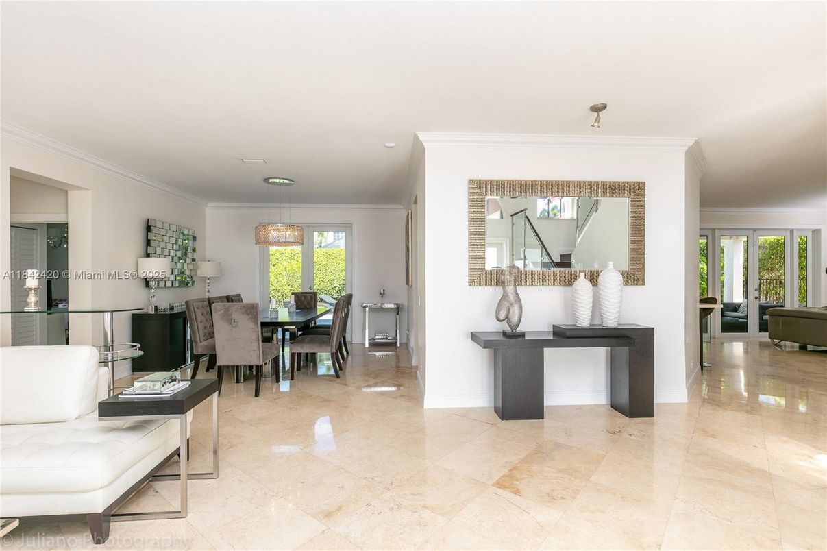 Chandelier, Dining room, Interior, Pendant Lights