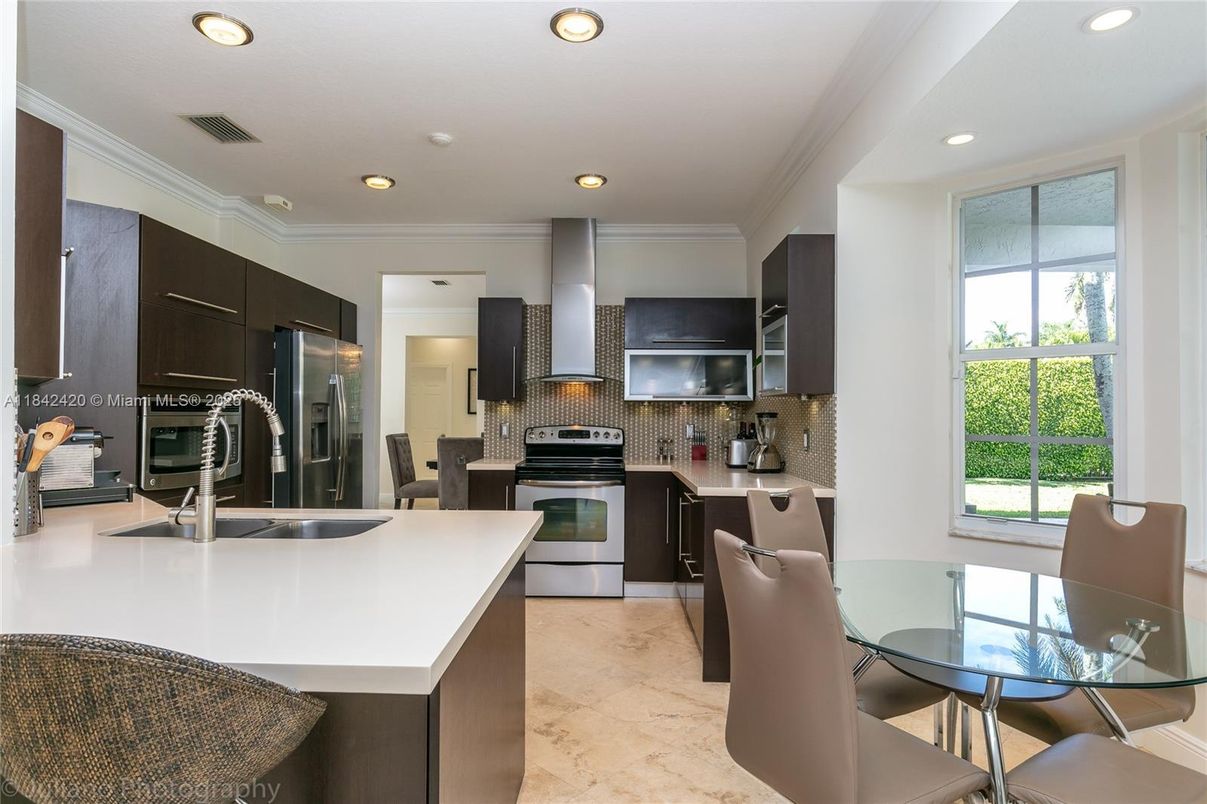 Dining room, Interior, Kitchen, Recessed Lighting, Stainless Steel Appliances