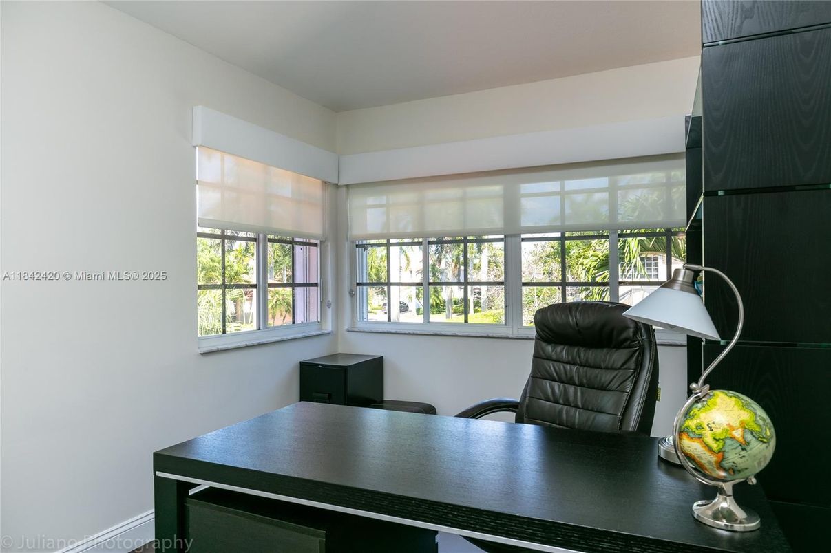 Home Office, Interior