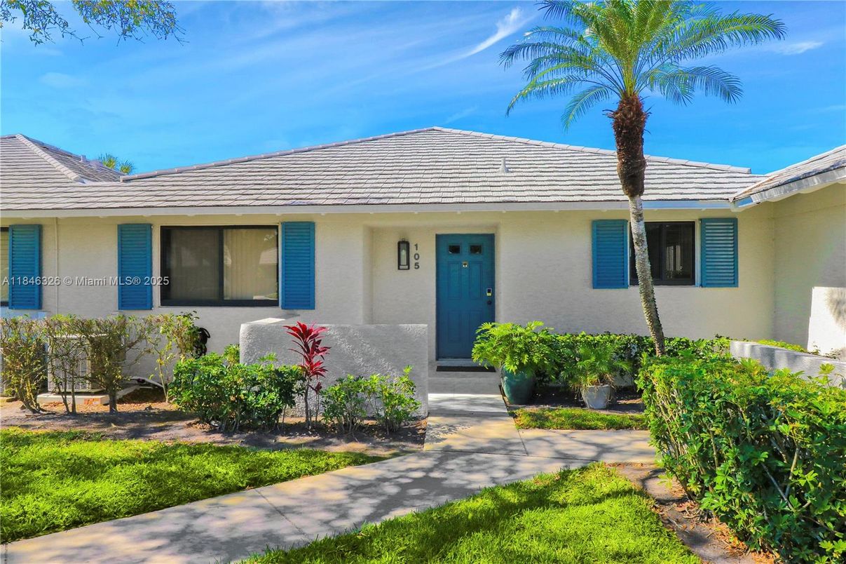 Exterior, Facade, Ranch