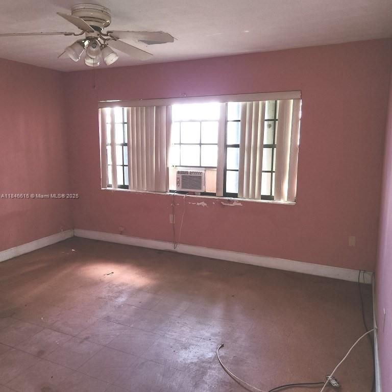 Empty room, Interior