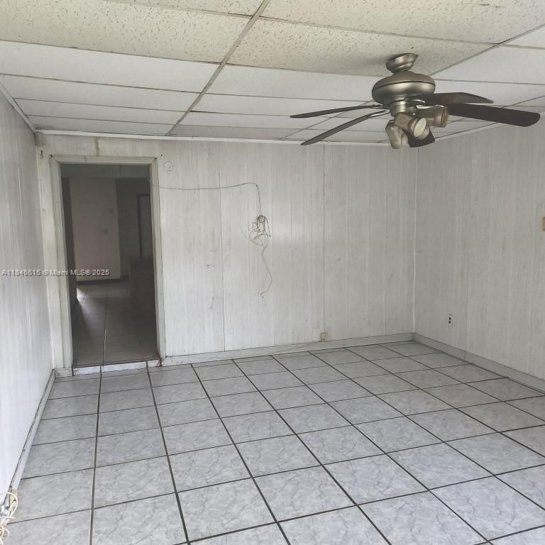 Empty room, Interior