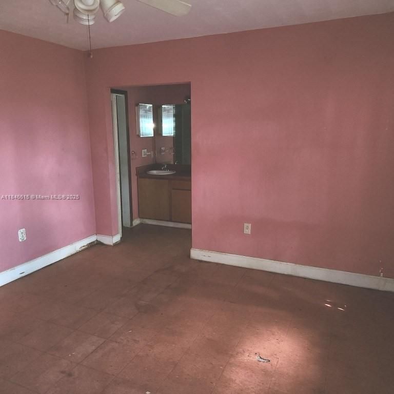 Empty room, Interior