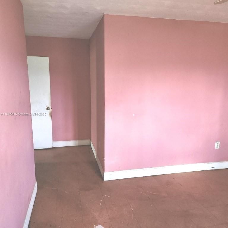 Empty room, Interior