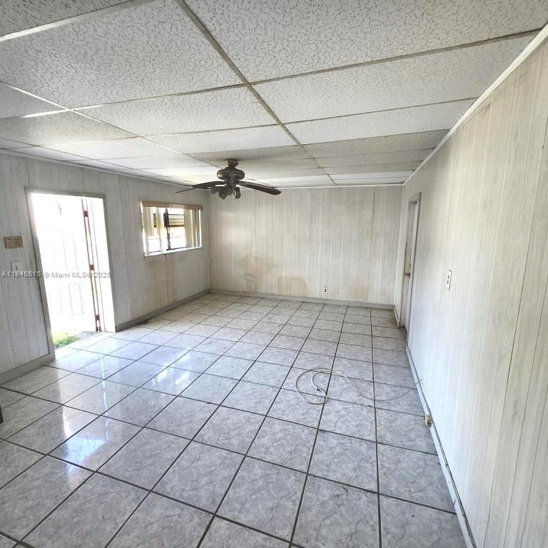 Empty room, Interior