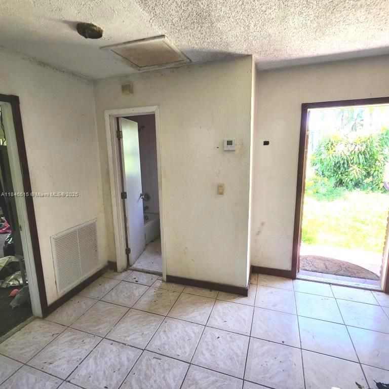 Empty room, Interior