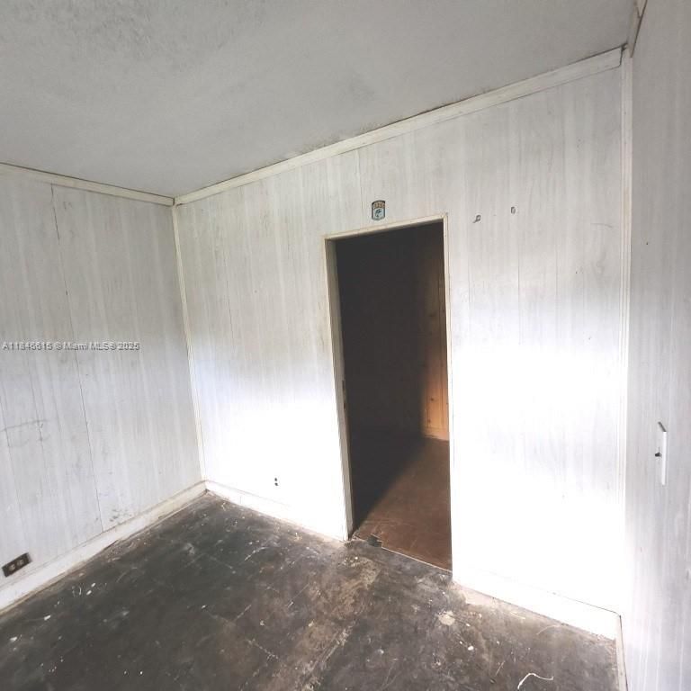 Empty room, Interior