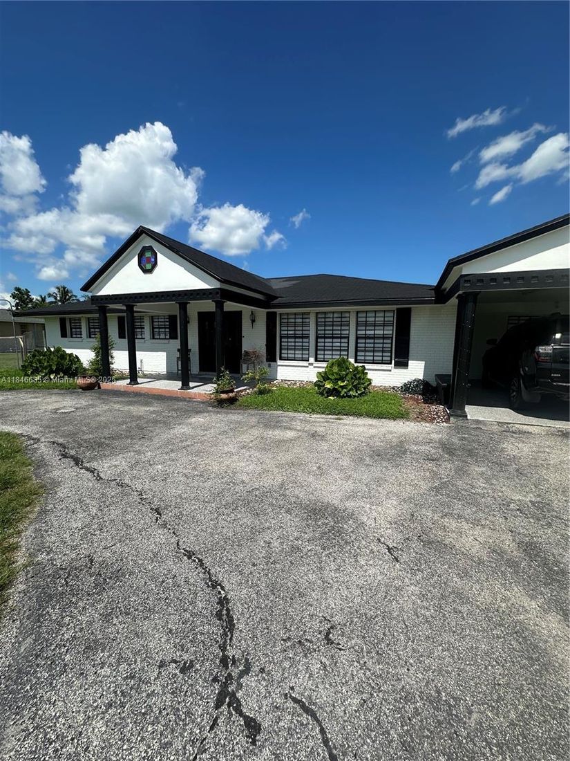 Exterior, Facade, Ranch